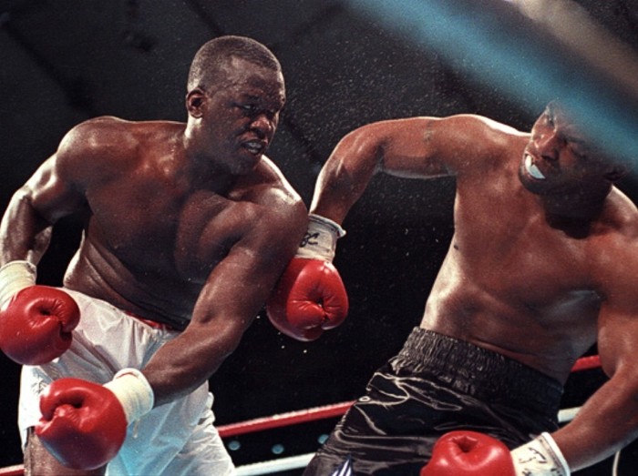 2. Buster Douglas: Một trong những cơn địa chấn lớn nhất trong lịch sử boxing khi Douglas, người được đánh giá là chỉ có 1/42 cơ hội đánh bại nhà đương kim vô địch hạng nặng Mike Tyson năm 1990, đã hạ knock-out Tyson, chấm dứt chuỗi bất bại của Tyson. Douglas đã làm được điều đó chỉ chưa đầy 1 tháng sau cái chết của mẹ anh.